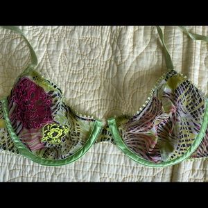 Fern / jungle underwire bra with floral appliqués